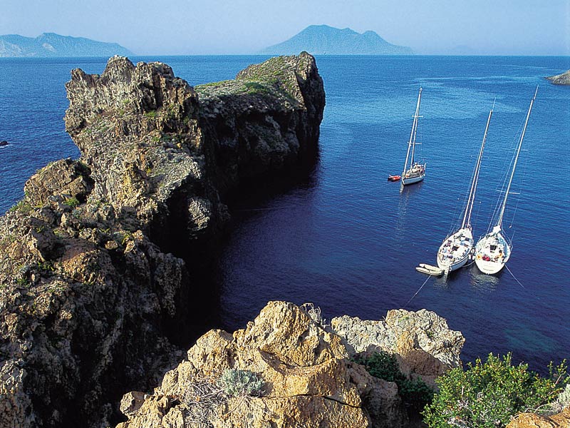 sailing boats aeolian islands